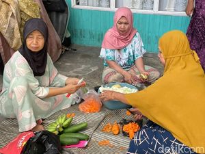 Ramainya Suasana Saat Emak-emak Masak Bubur Asyura di Banjarmasin