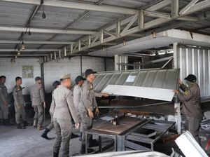 Berdiri Tanpa Izin, Belasan Bangli dan Lapak PKL di Citeureup Dibongkar