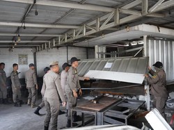 Berdiri Tanpa Izin, Belasan Bangli dan Lapak PKL di Citeureup Dibongkar