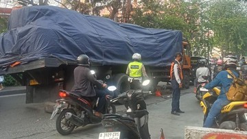Truk Patah As Roda di Jl Cengkareng Jakbar, Lalin Macet