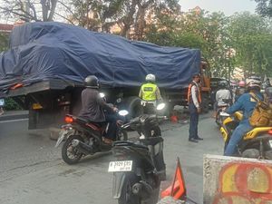 Truk Patah As Roda di Jl Cengkareng Jakbar, Lalin Macet