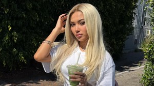 Kilau Shakira Jasmine Berambut Blonde