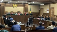 Dari Hery Susanto Jadi John Lennon demi Aliran Suap Tak Ketahuan