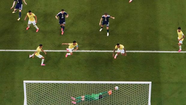 Alisson Becker dibuat kerja keras oleh Scot McTominay.