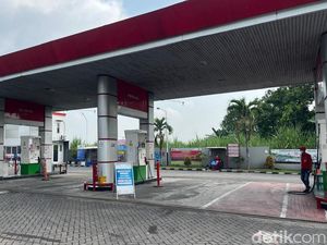Kelangkaan Solar di Mojokerto Bikin Sopir Truk Menjerit