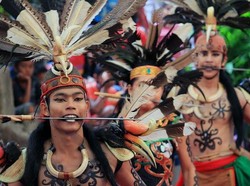 Tari Mandau: Sejarah, Gerakan dan Kostum yang Dikenakan