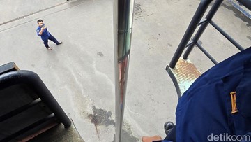 Viral Warga Jajal Tiang Luncur Darurat Damkar Bekasi, Begini Sensasinya