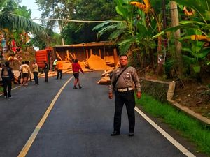 Truk Jatuh Melintang di Purajati Sukabumi, Jalur ke Banten Lumpuh