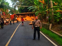 Truk Jatuh Melintang di Purajati Sukabumi, Jalur ke Banten Lumpuh