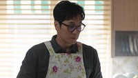 Potret So Ji Sub Jadi Bapak Rumah Tangga di Agent Kim Reactivated