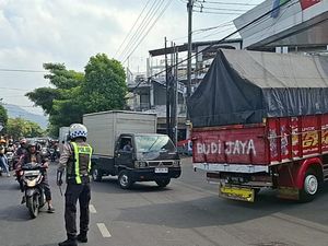 Stok Terlambat, Antrean Kendaraan Isi BBM di SPBU Kota Batu Mengular