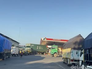 Hindari Dulu Margomulyo! Dishub-Polisi Atur Truk Antre Solar Satu Lajur