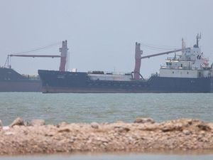 Panas Lagi, Kapal Singapura Tertembak di Selat Hormuz