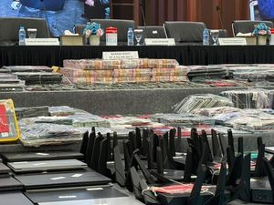 Penampakan Tumpukan Duit Rp 8 M Bukti Kasus Sindikat Judol Hayam Wuruk