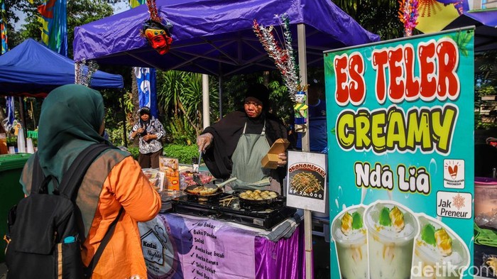 Bazar UMKM Semarakkan HUT ke-499 Jakarta Sejumlah penduduk memadati pagelaran makanan dan busana nan digelar di laman Kantor Wali Kota Jakarta Utara, Jumat (26/6/2026). Kegiatan ini menjadi bagian dari rangkaian seremoni HUT ke-499 Jakarta sekaligus menyambut perjalanan menuju lima abad ibu kota.