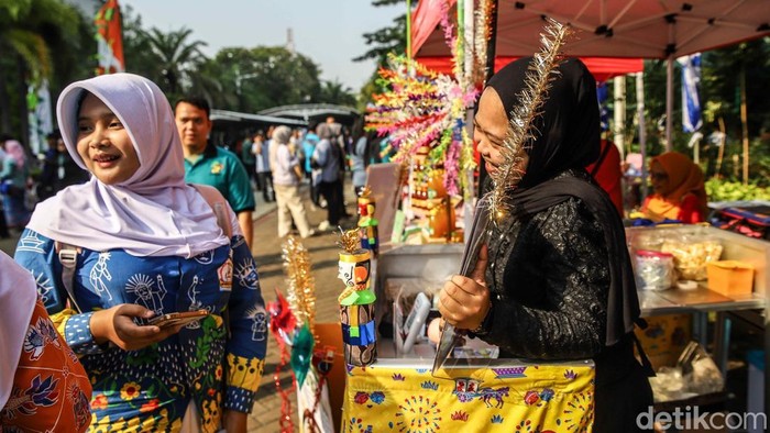 Bazar UMKM Semarakkan HUT ke-499 Jakarta Sejumlah penduduk memadati pagelaran makanan dan busana nan digelar di laman Kantor Wali Kota Jakarta Utara, Jumat (26/6/2026). Kegiatan ini menjadi bagian dari rangkaian seremoni HUT ke-499 Jakarta sekaligus menyambut perjalanan menuju lima abad ibu kota.