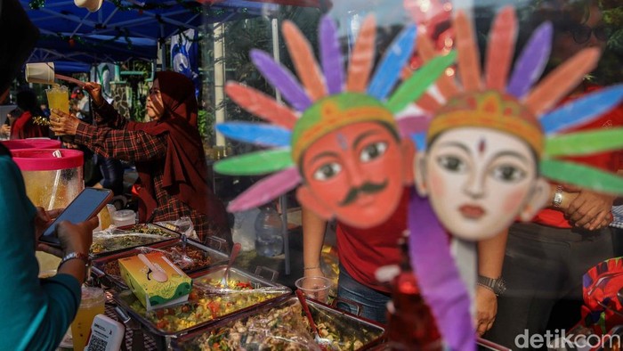 Bazar UMKM Semarakkan HUT ke-499 Jakarta Sejumlah penduduk memadati pagelaran makanan dan busana nan digelar di laman Kantor Wali Kota Jakarta Utara, Jumat (26/6/2026). Kegiatan ini menjadi bagian dari rangkaian seremoni HUT ke-499 Jakarta sekaligus menyambut perjalanan menuju lima abad ibu kota.