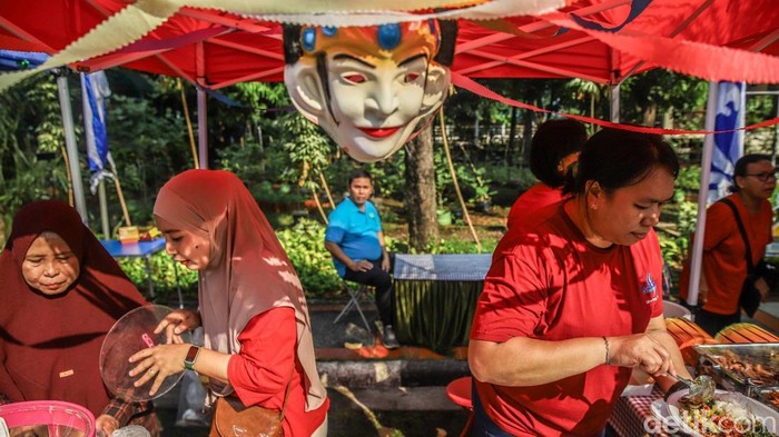 Bazar UMKM Semarakkan HUT ke-499 Jakarta Sejumlah penduduk memadati pagelaran makanan dan busana nan digelar di laman Kantor Wali Kota Jakarta Utara, Jumat (26/6/2026). Kegiatan ini menjadi bagian dari rangkaian seremoni HUT ke-499 Jakarta sekaligus menyambut perjalanan menuju lima abad ibu kota.