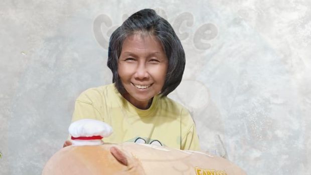 Barang-barang kecil itu tampak sederhana saat muncul di layar ponsel. Jepitan rambut, bando, gelang, gantungan kunci, boneka mungil, hiasan Natal, hingga charm warna-warni yang menggemaskan berjajar dalam unggahan Grace.