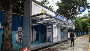 Coretan Vandalisme Dibersihkan, Halte Patra Kuningan 2 Kembali Rapi