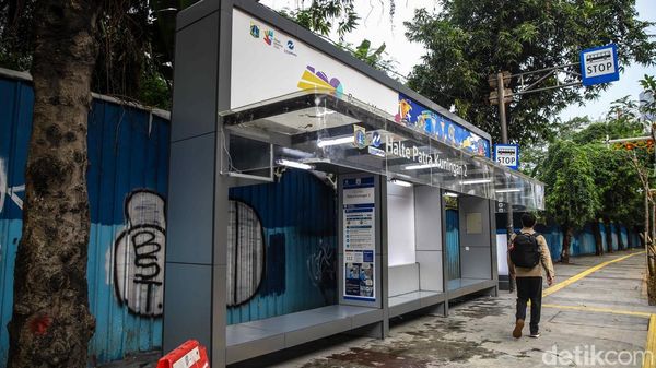 Coretan Vandalisme Dibersihkan, Halte Patra Kuningan 2 Kembali Rapi