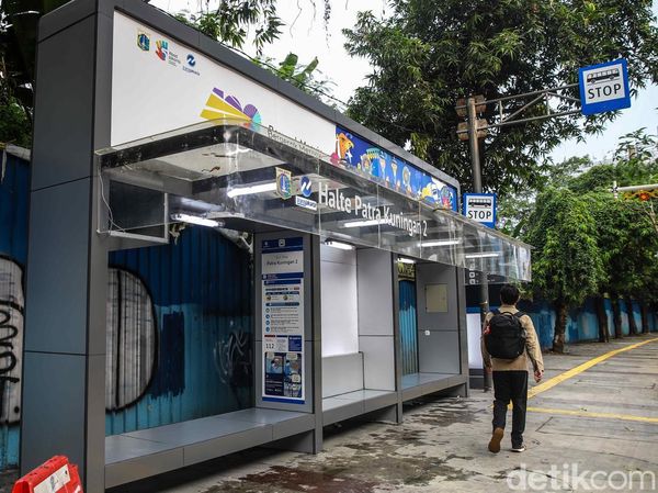 Coretan Vandalisme Dibersihkan, Halte Patra Kuningan 2 Kembali Rapi