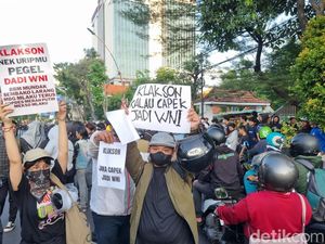Demo di Depan Grahadi Serukan Klakson Kalau Capek Jadi WNI!