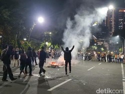Pukul Mundur Pendemo ke Jalan Pemuda, Polisi Blokade Akses ke Grahadi