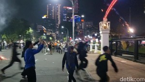 Potret Detik-detik Ricuh Demo di Depan Gedung Grahadi Surabaya