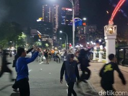 Jalan Gubernur Suryo Dibuka Lagi Usai Ricuh Demo di Grahadi Surabaya