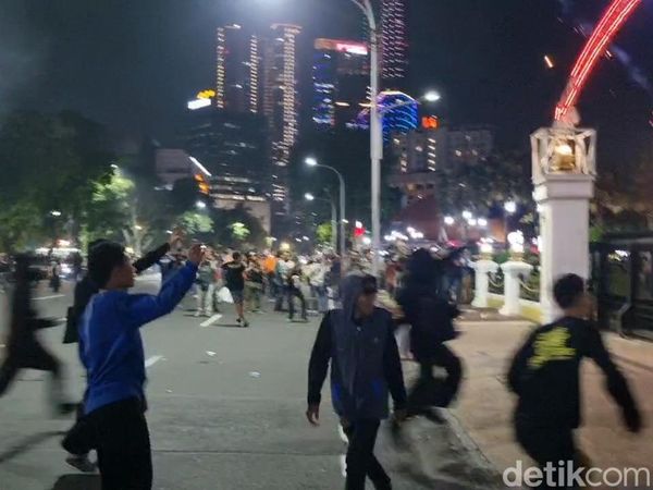 Potret Detik-detik Ricuh Demo di Depan Gedung Grahadi Surabaya