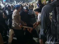 Demo di Grahadi Surabaya Dibubarkan, Massa Ditangkapi