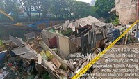 Rumah Ambruk di Pinggir Kali Benhil, Bronjong Dipasang Cegah Longsor Meluas