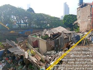 Rumah di Benhil Jakpus Ambruk Akibat Tanah Pinggir Kali Longsor