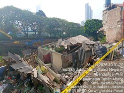 Rumah Ambruk di Pinggir Kali Benhil, Bronjong Dipasang Cegah Longsor Meluas