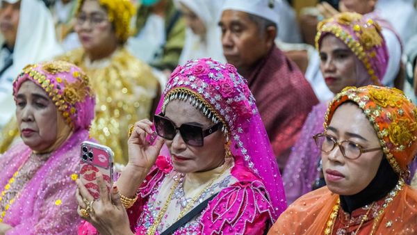 Gaya Nyentrik Jemaah Haji Sulteng Pulang dari Tanah Suci