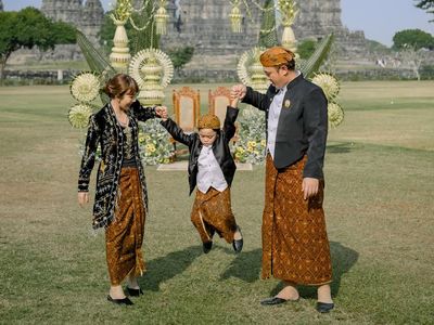 Indah Banget! Pemotretan Keluarga Gilang Dirga Berlatar Candi Prambanan