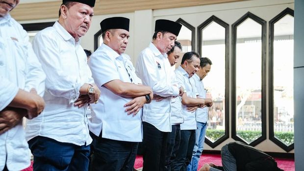 Presiden Ketujuh Joko Widodo tiba di Bandara Raden Inten II, Lampung, untuk memulai kunjungan selama tiga hari. Sebelum memulai blusukan, dia memutuskan untuk singgah dan menunaikan ibadah Salat Jumat dahulu.