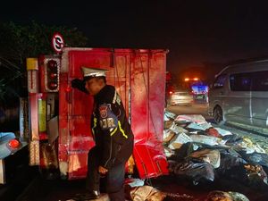 Sopir Ngantuk, Bus Sarat Penumpang Tabrak Truk di Tol Pasuruan-Gempol