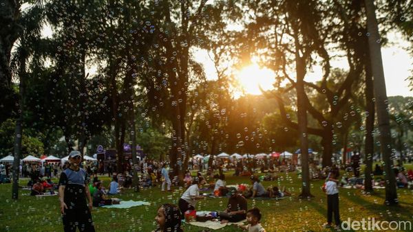 Libur Sekolah, Piknik di Taman Lapangan Banteng Jadi Favorit Warga Jakarta
