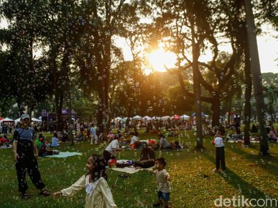Libur Sekolah, Piknik di Taman Lapangan Banteng Jadi Favorit Warga Jakarta