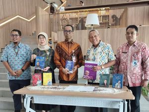 Mantan Direktur WHO Asia Tenggara Hadiahkan Tujuh Buku untuk Jakarta