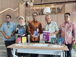 Mantan Direktur WHO Asia Tenggara Hadiahkan Tujuh Buku untuk Jakarta
