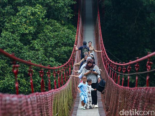 Menyusuri Jembatan Gantung Situ Gunung, Terpanjang se-Asia