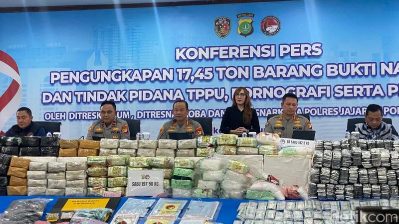 Polda Metro mengungkap judol, pornografi digital, dan TPPU melalui aplikasi HOT51. Polisi menetapkan tersangka perorangan hingga korporasi. (Devi P/detikcom)