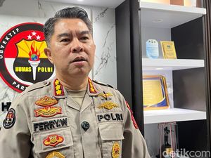 Curiga Ditumpangi Istri dengan Pria Lain, Oknum Polisi Tabrak Mobil Warga di Medan