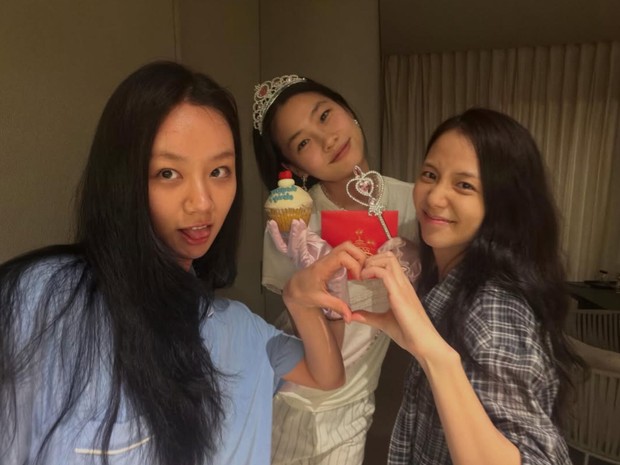 Hyeri dan Jisoo BLACKPINK kompak memberikan kejutan ulang tahun untuk sang sahabat yakni Jung Ho Yeon yang resmi tambah usia.