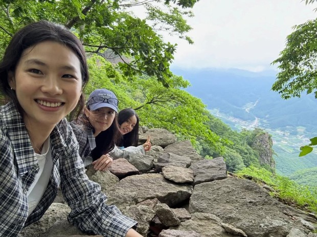 Potret kedekatan pertemanan Hyeri, Jung Ho Yeon, dan Jisoo dalam perjalanan menjelajah alam untuk memandang keindahan pemandangan.