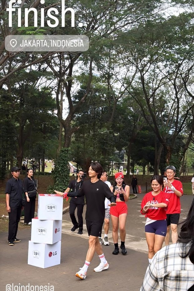 Potret Minho menyelesaikan tantangan lari dalam event fun run bersama LG Indonesia.