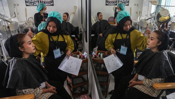 Belajar Jadi Barista hingga MUA, Warga Ikuti Pelatihan Kerja Gratis